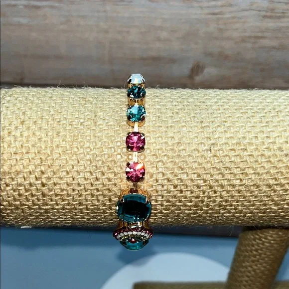 Mariana Gold Bracelet sparkling with Czech and Austrian crystals - Picture 5 of 8